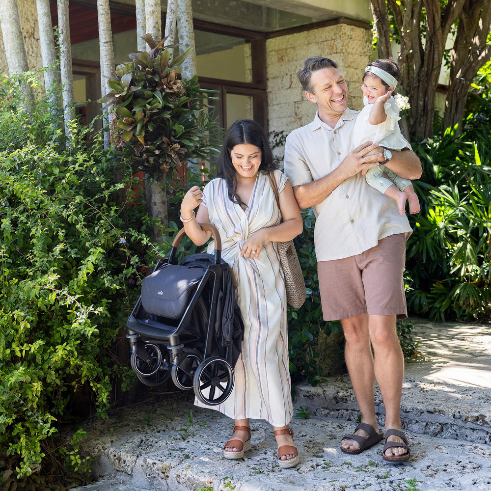 Joie Nutmeg ergonomic-handlebar offers comfortable grip during long strolls.