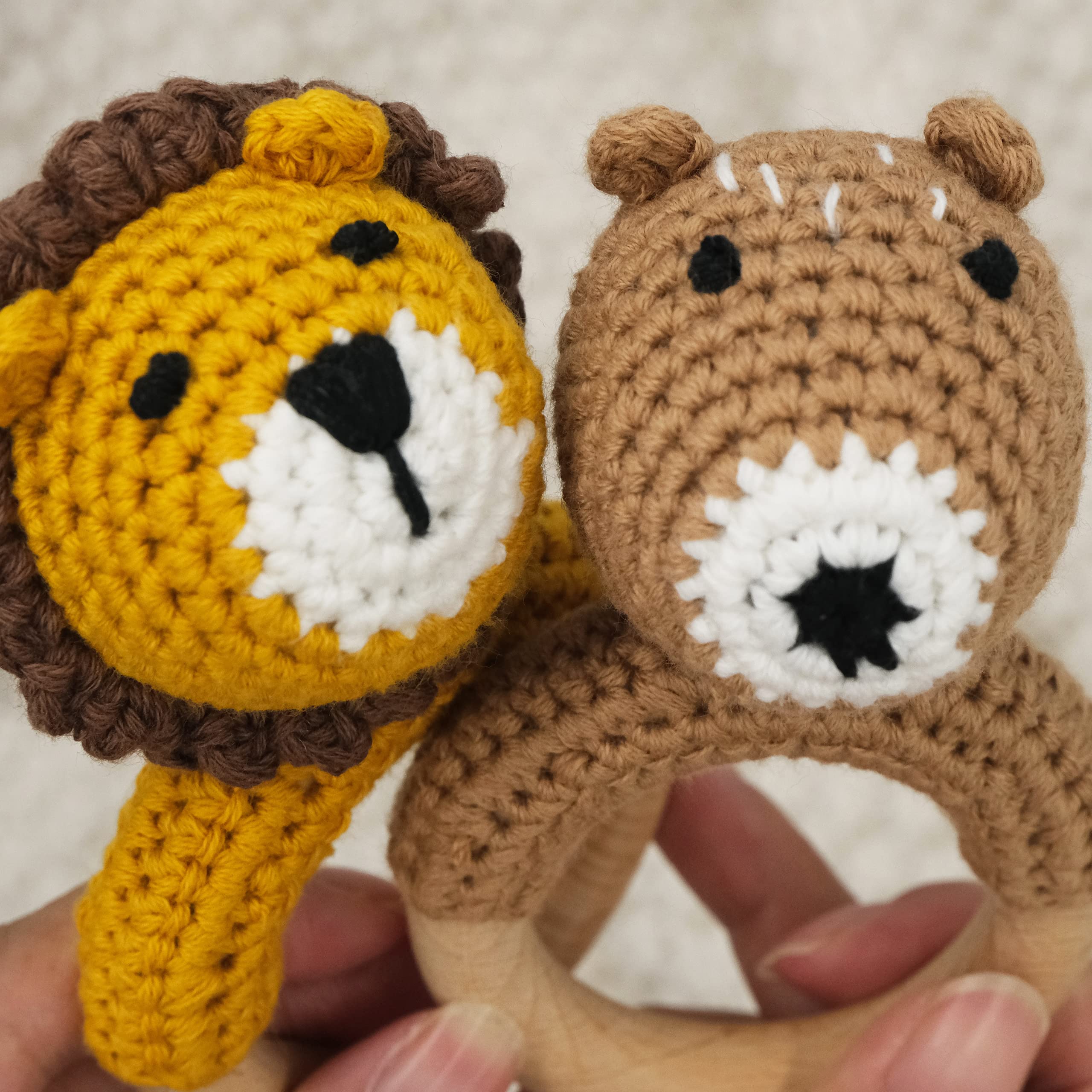 Joliecraft handheld rattle for infants enhances grasp and exploration.