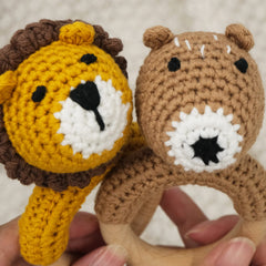 Joliecraft handheld rattle for infants enhances grasp and exploration.