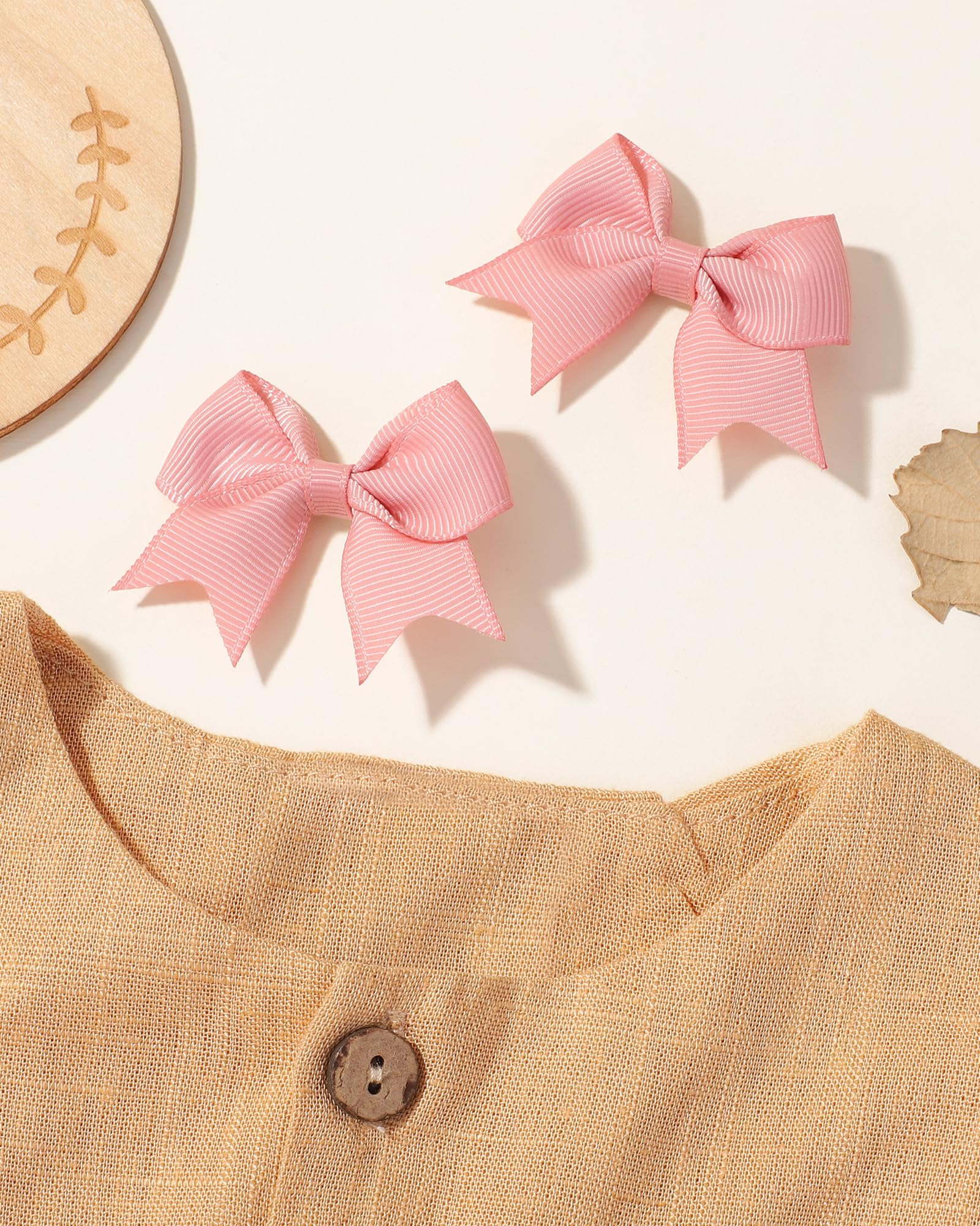 Jollybows alligator clip close-up shows secure grip without slipping.