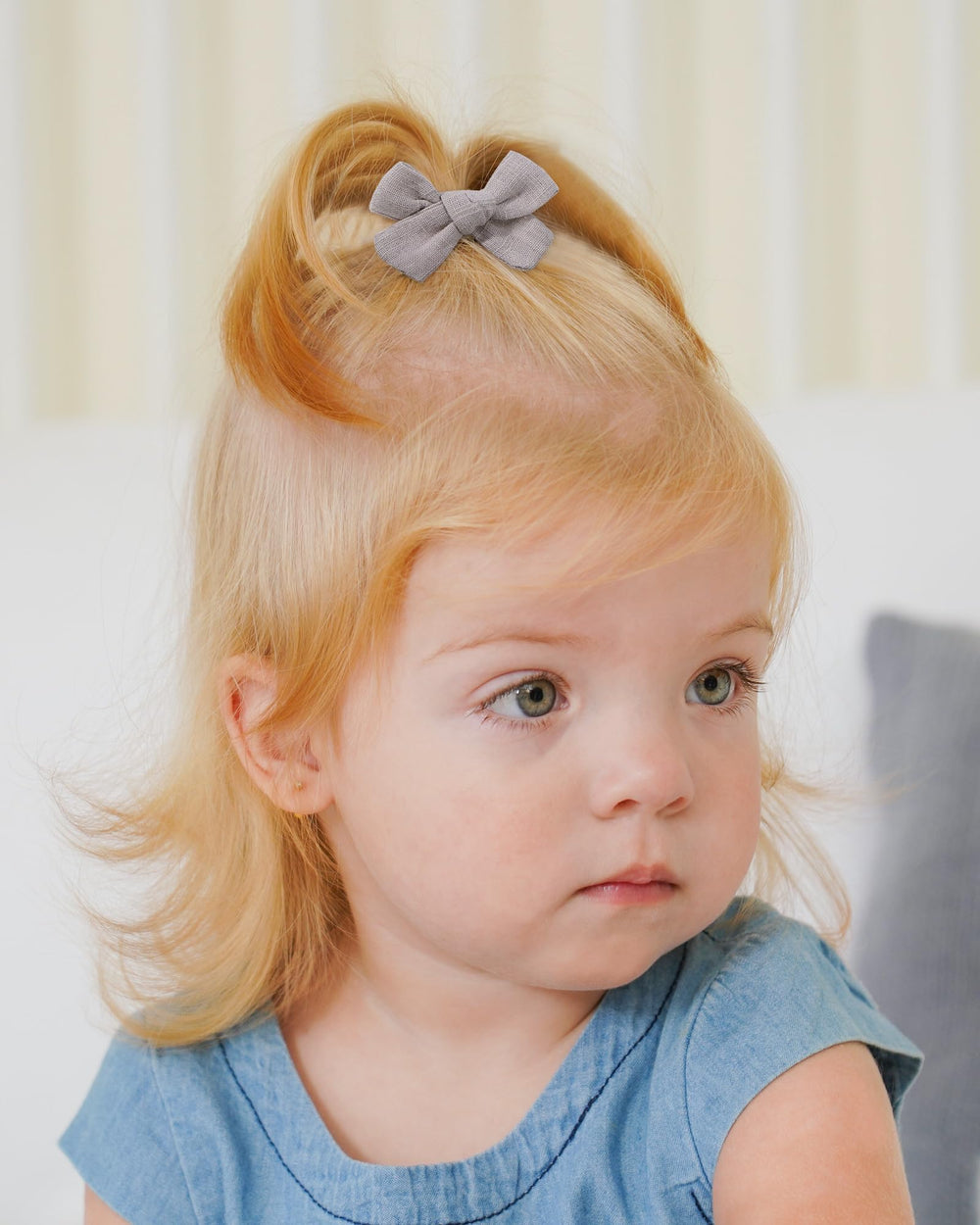Jollybows baby-hair-friendly clip demonstrates easy use without pulling.