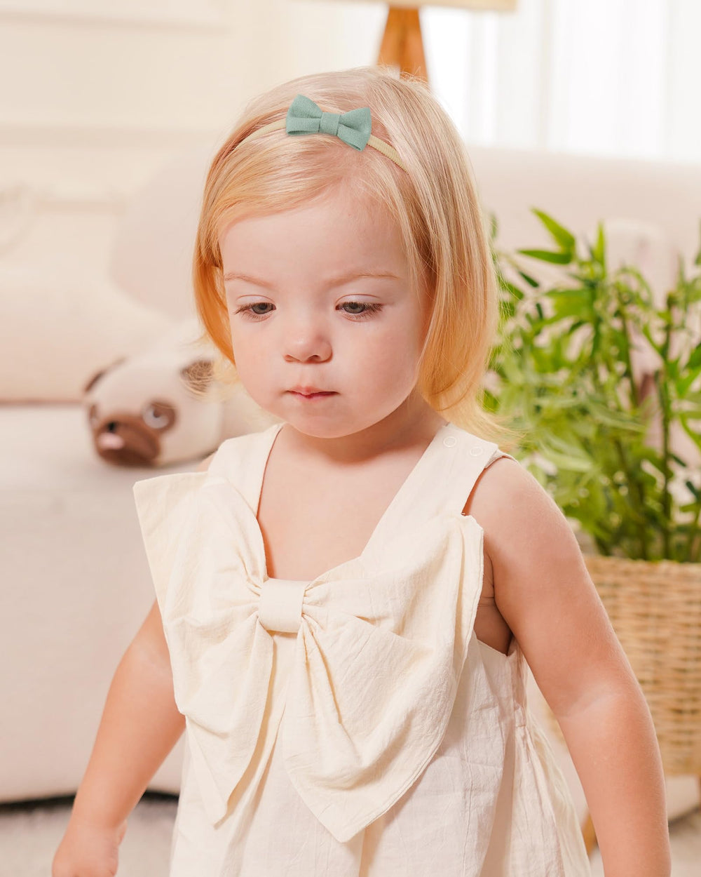 Jollybows event-ready look with linen bow highlights stylish yet comfortable occasions.