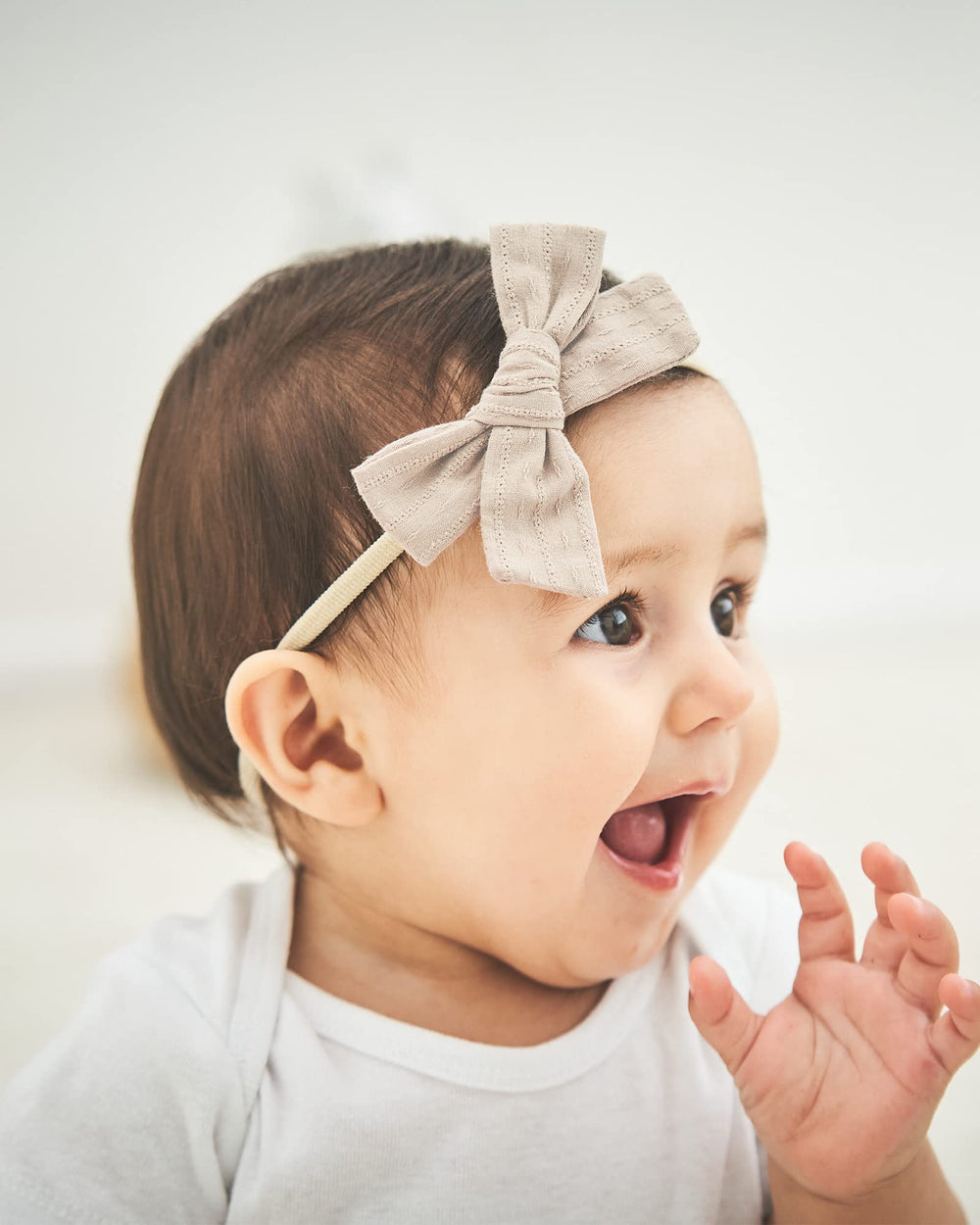 Jollybows nude-band headband with non-slip fit for active babies.