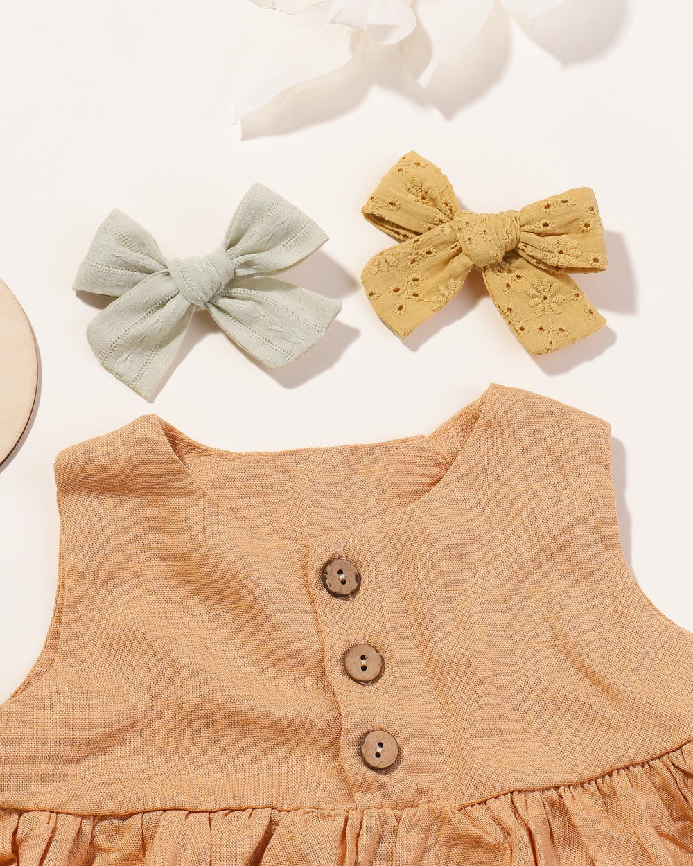 Jollybows linen bow closeup highlights soft texture for comfortable daily wear.