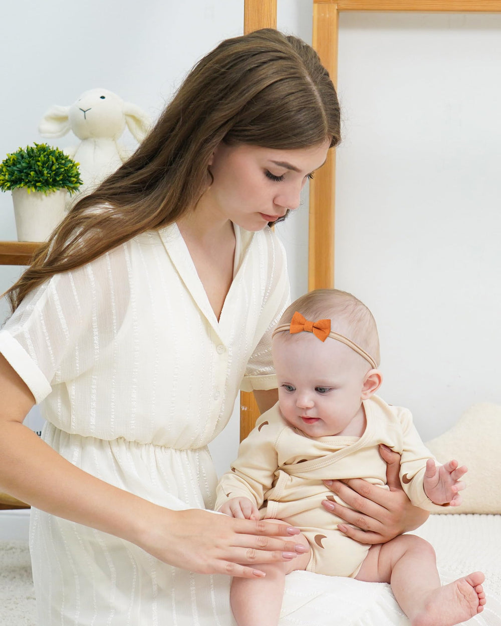 Jollybows newborn wear on head shows secure placement with comfortable, non-slip fit.