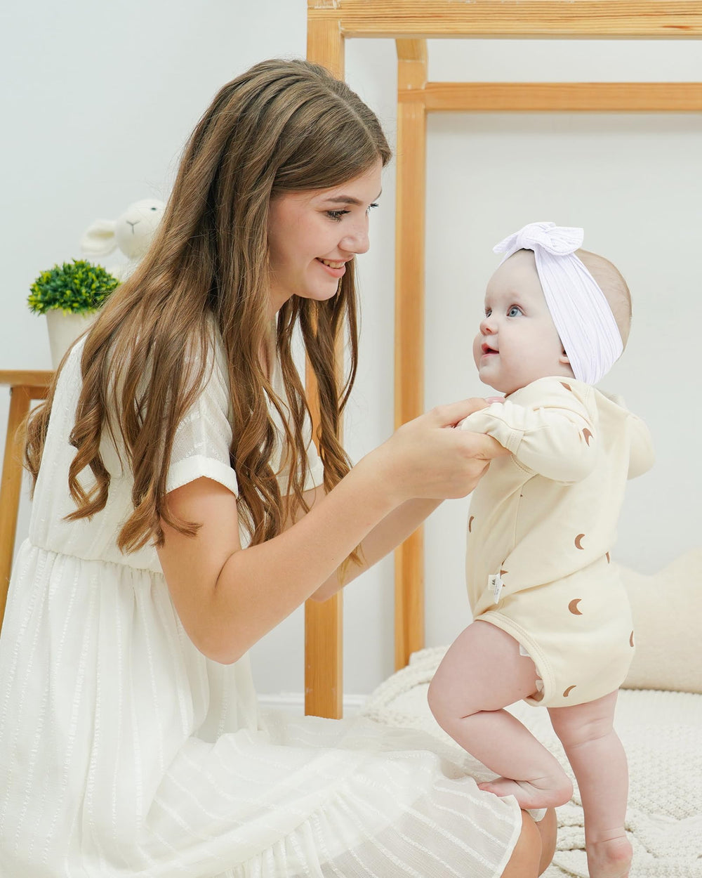 Jollybows stretchy headband close-up demonstrates snug fit without leaving marks on tiny skin.
