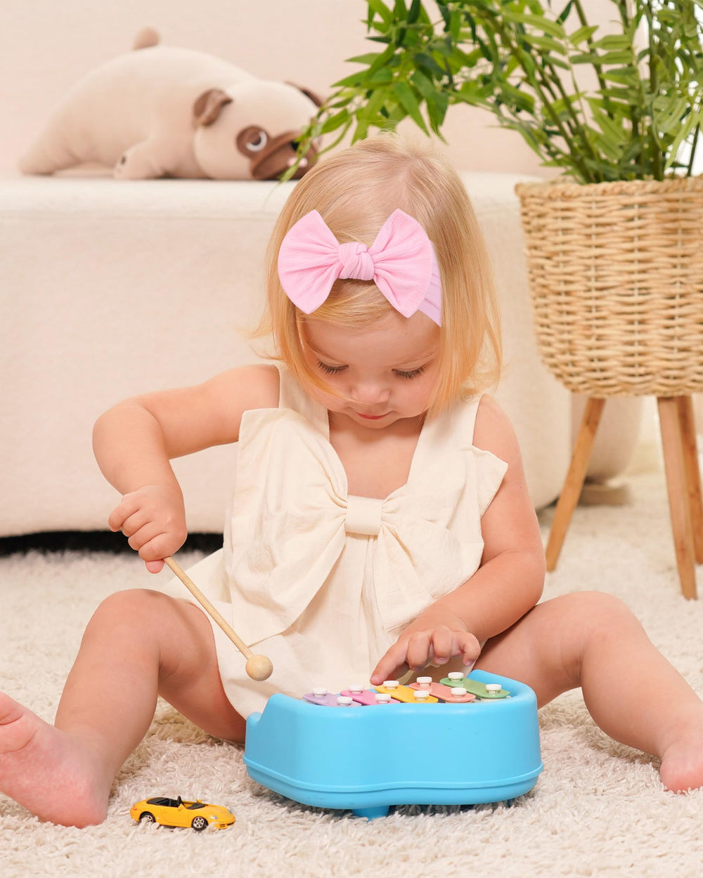Jollybows stretchy nylon headband provides secure, comfortable fit as babies grow.