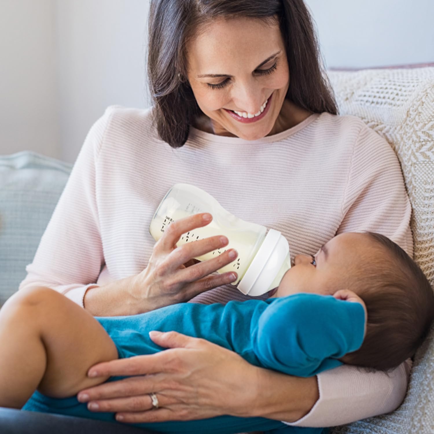 Joyfeed baby feeding scene illustrating calm moments during bottle and breastfeeding transitions.