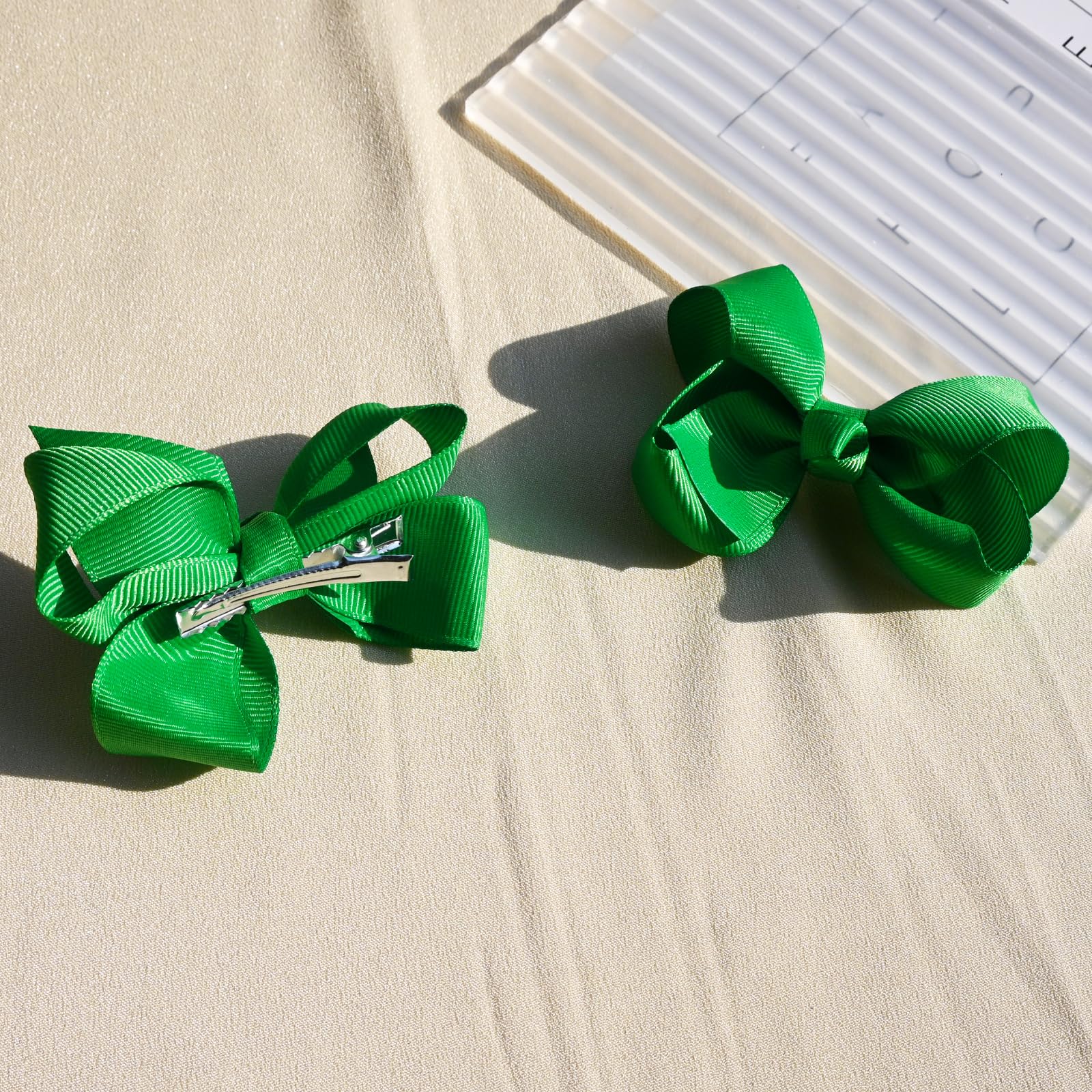 JUCCPUL alligator clips secure bows in fine and coarse hair textures.