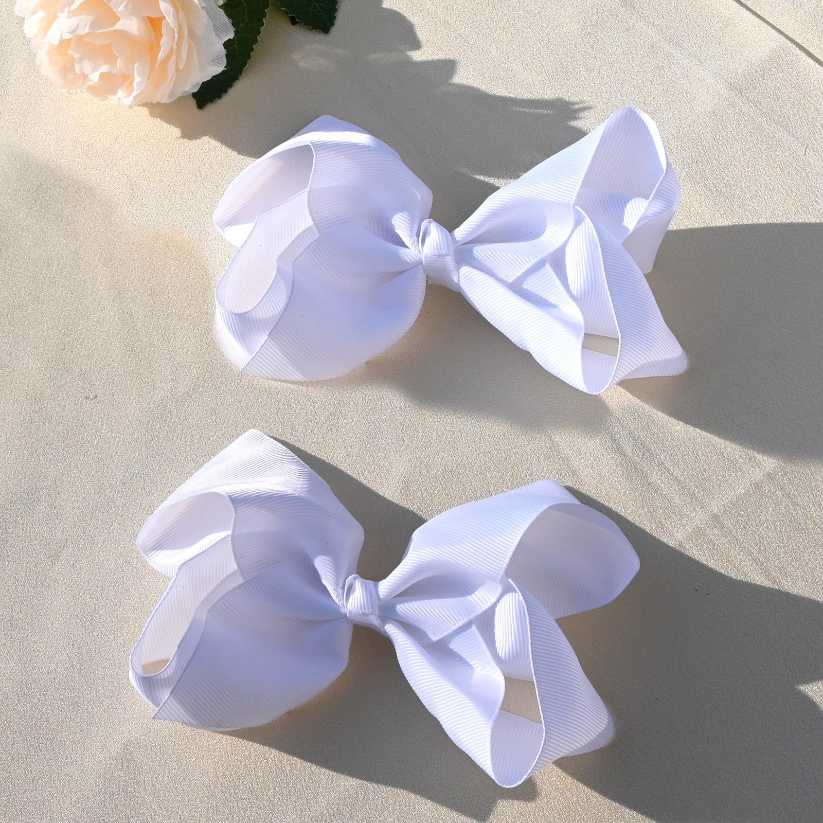 JUCCPUL toddler bow set ready-for-party look on hair.