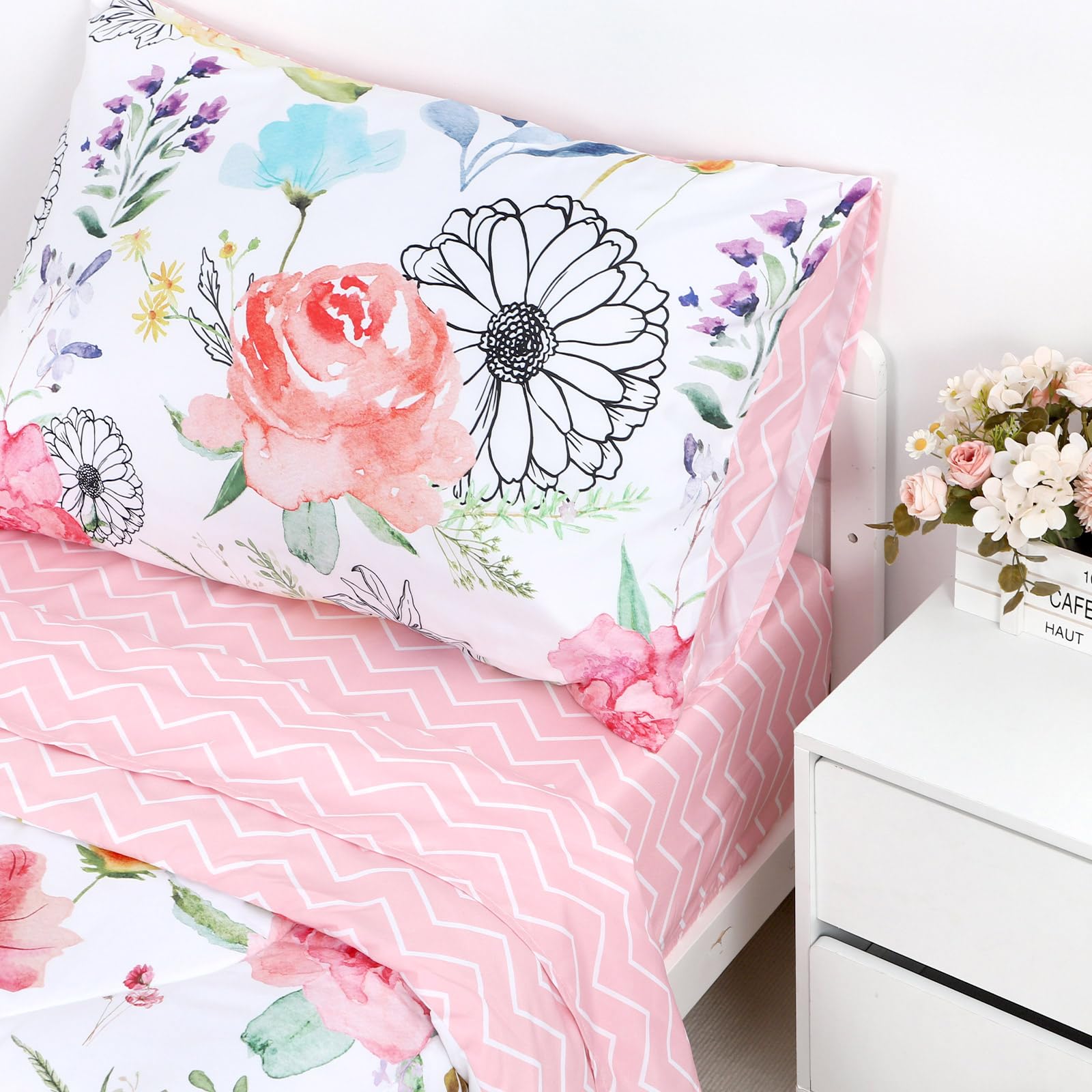Jundedeye fabric softness close-up highlights cloud-like touch for sensitive skin.