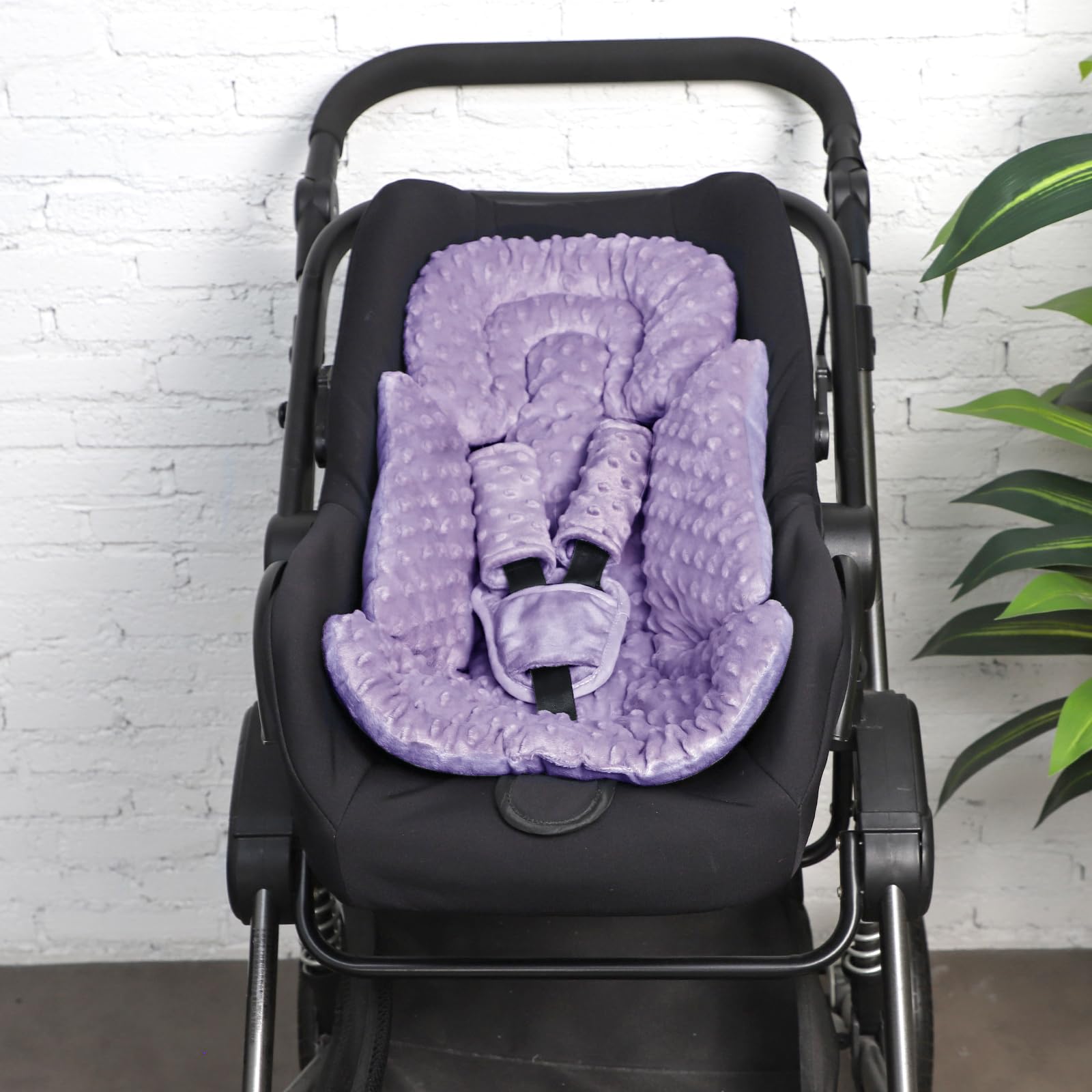 Jundetye foldable-pillow design offers quick on-the-go comfort for small travelers.