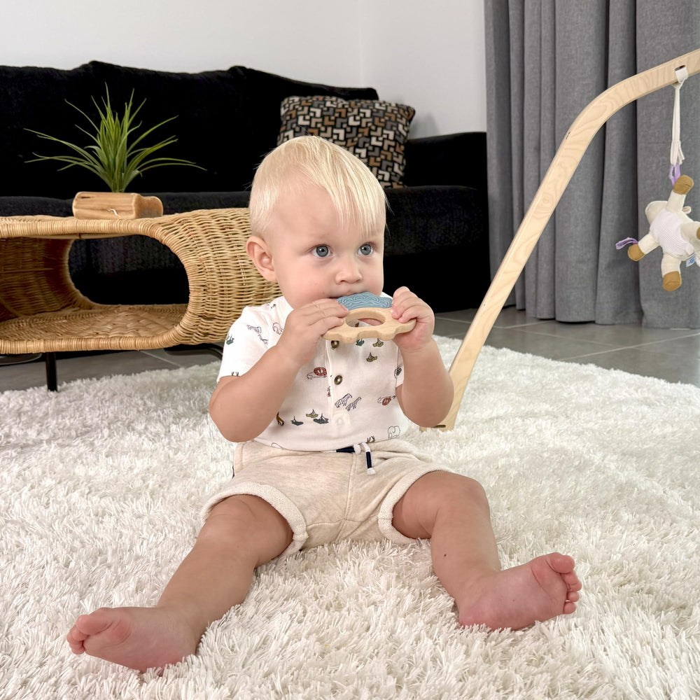 JUNUNA ergonomic hold supports easy gripping by infants