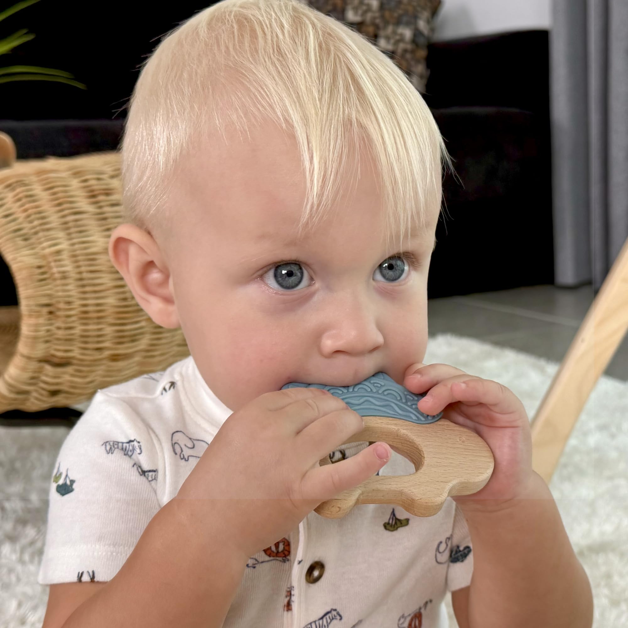 JUNUNA teether in green with ergonomic grip for tiny hands