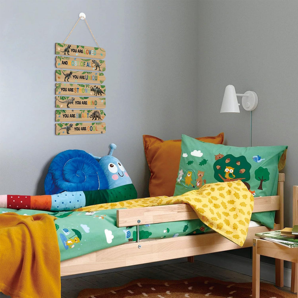 KAIRNE set of seven dinosaur signs offers versatile kid’s room decoration.
