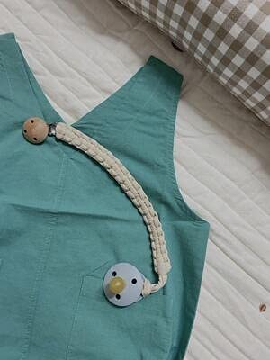 Kapihouse pacifier clip designed for quick attachment and removal.