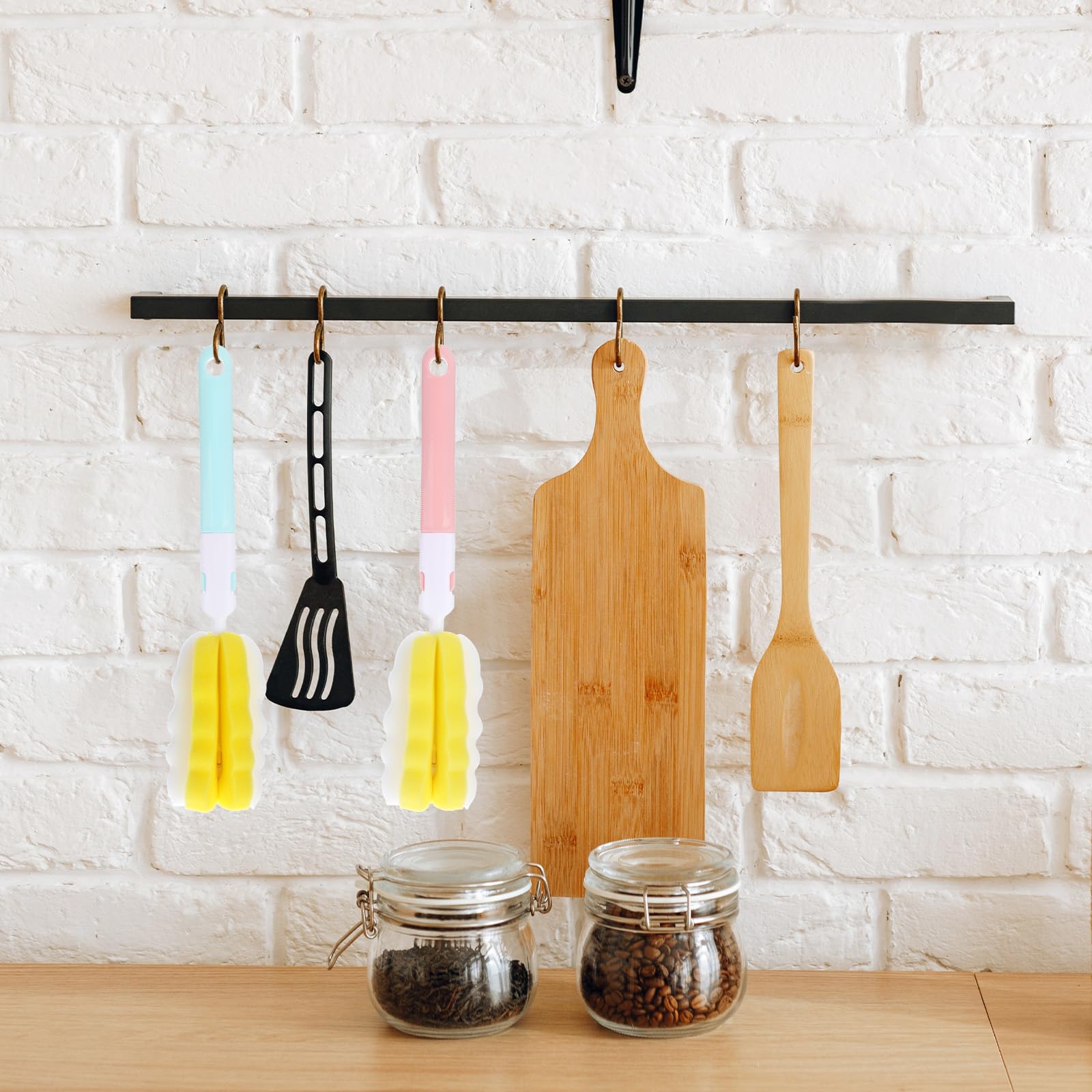 Keggaen cups glasses brush reaches tight rims for spotless results.