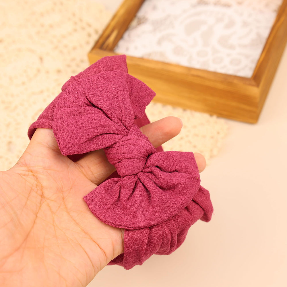 Kenjudess headband stretch-test illustration shows adaptability from newborns to toddlers.