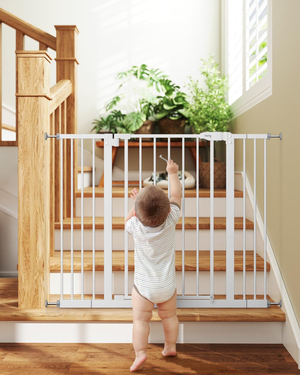 Keny baby gate dual direction door enables easy one handed passage