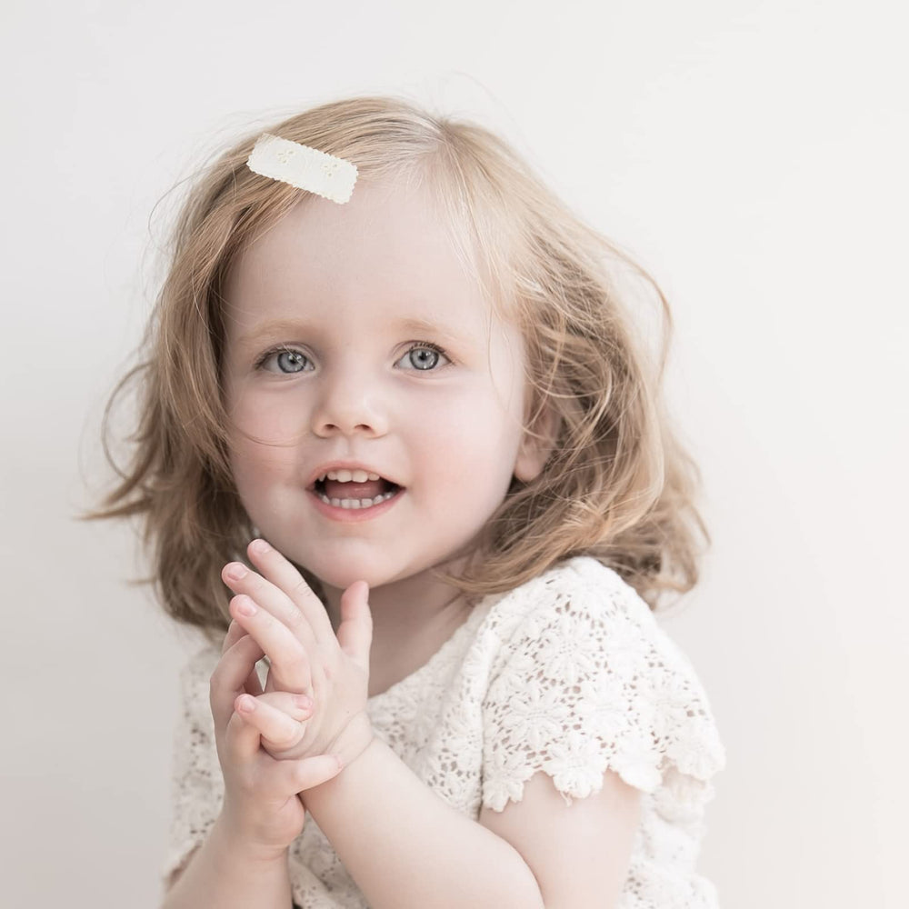 KIDOCHEESE flower-colored clips match outfits for photos and events.