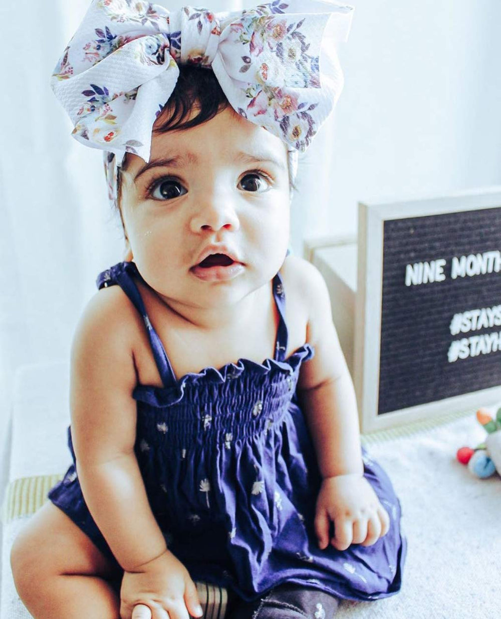 KIDOCHEESE baby headbands wearability-fit shows stretchable band fits from newborns to toddlers.