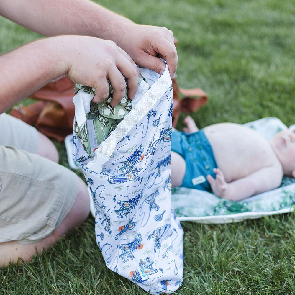 Kinder wide hip snaps enable a customizable, comfortable fit.