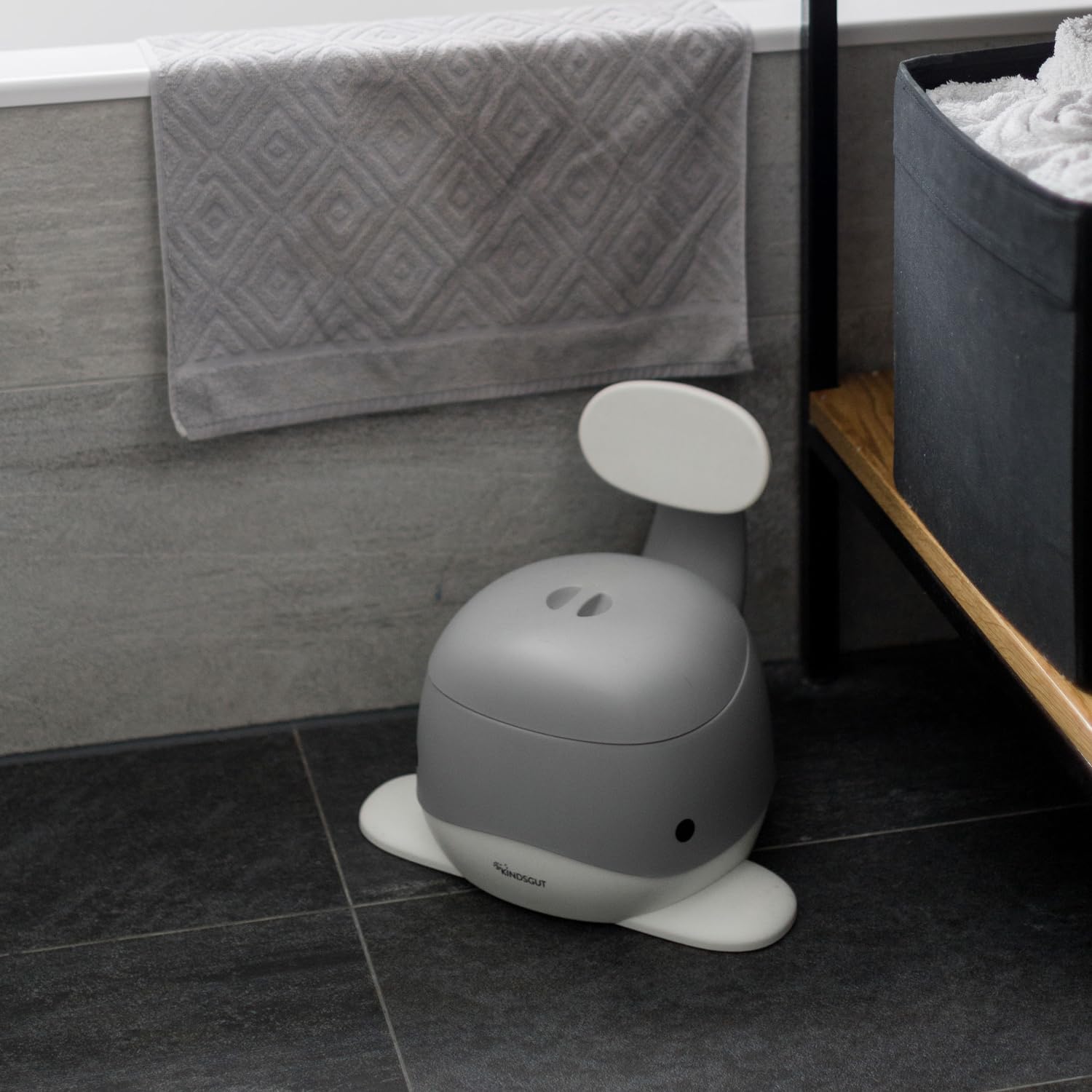 Kindsgut potty whale design backrest closeup highlights ergonomic support for comfortable sessions.