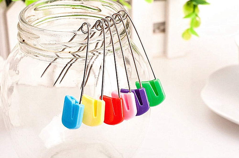 Kinteshun baby clips securing a sleeping bag for cozy bedtime.