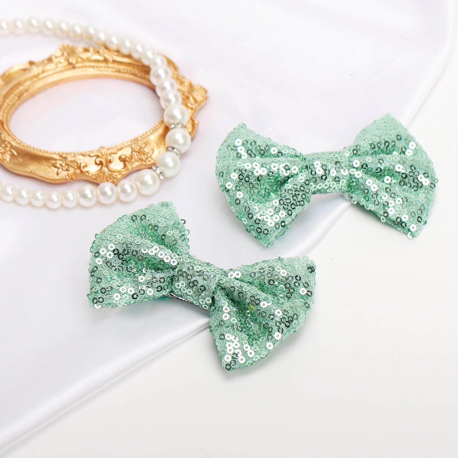 Kiszu green sequin bow clip matches many outfits.