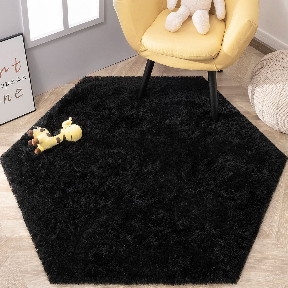 KIXINWA Black Hexagon Rug vacuum-pack unwrap reveals initial creases before recovery.