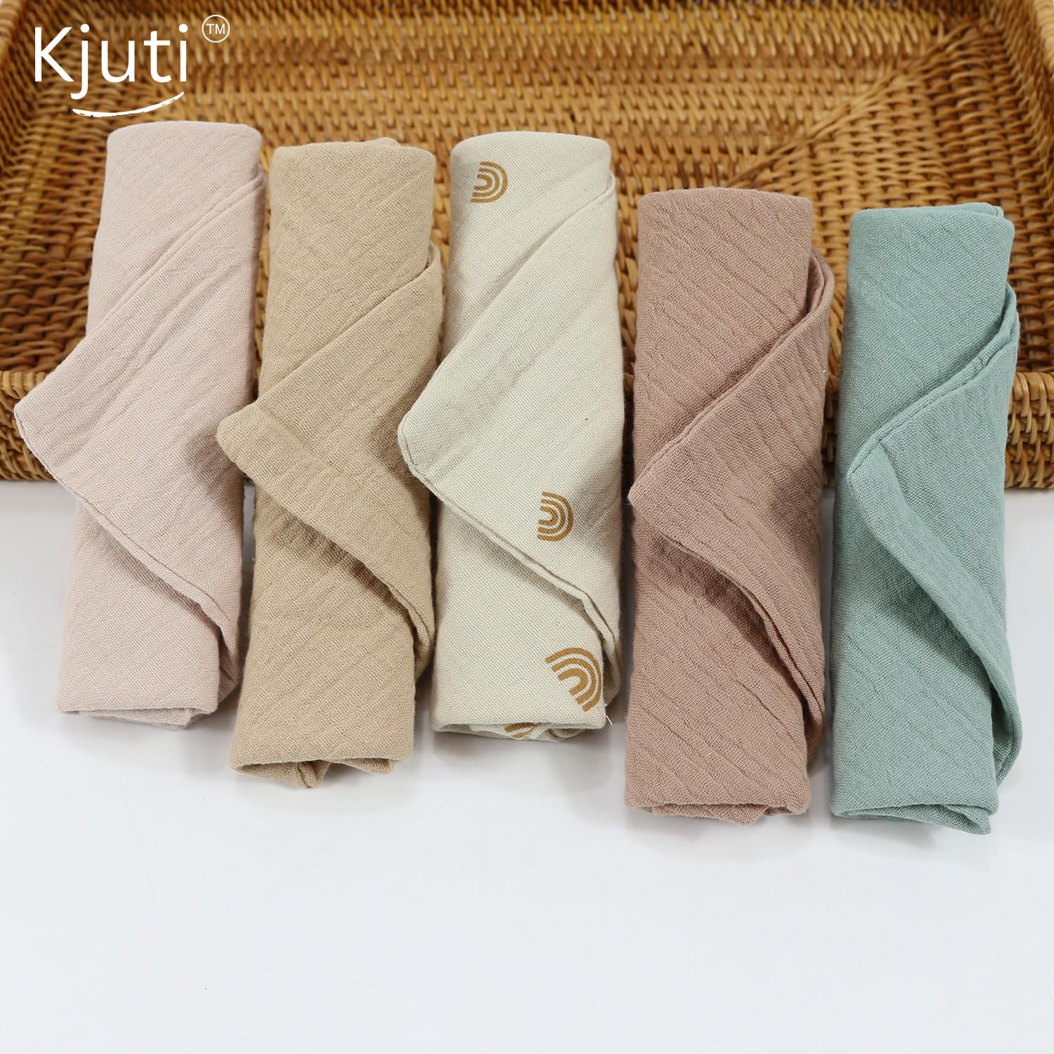 Kjuti 4-layer muslin cloths with durable edges for daily washing.