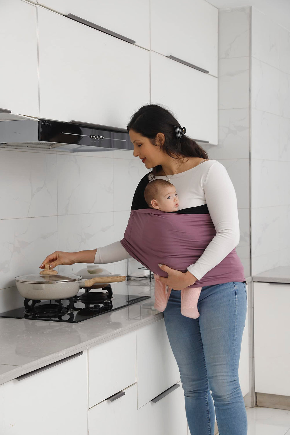 Kloovete baby wrap comfy-fit shows a relaxed fit that distributes weight for caregiver ease.