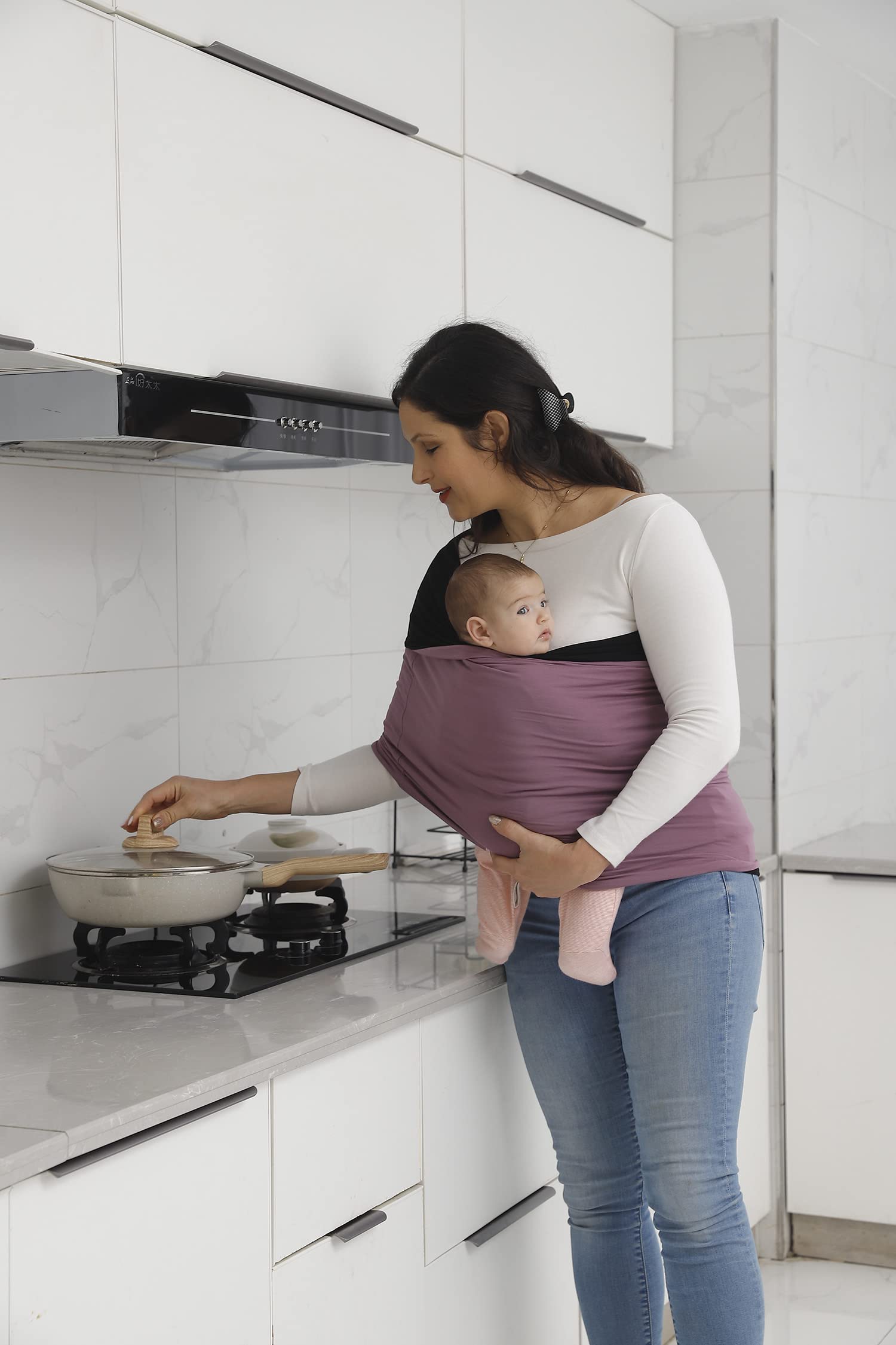 Kloovete baby wrap wrap mini baby shot demonstrates secure, snug positioning for calm feeds.