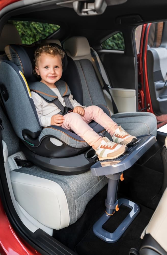 KneeGuard Kids footrest latch-attachment demonstrates quick setup for most cars.