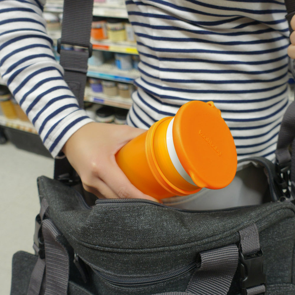 Koaii Baby lids carabiners hooked to cup for quick stroller attachment.