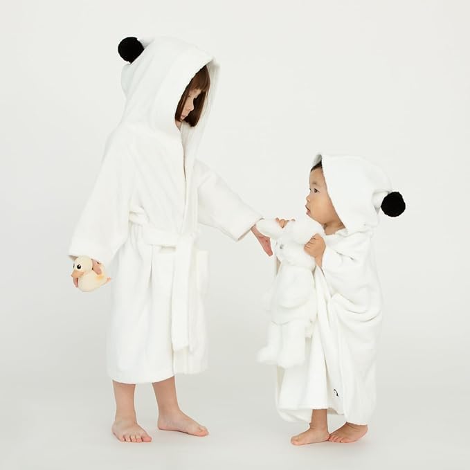 Konny Kids Bathrobes beige on-child-after-bath emphasizes gentle warmth