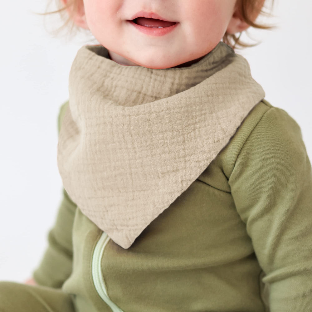 Konssy absorbent cotton muslin bib close-up showing soft texture and drool absorption.
