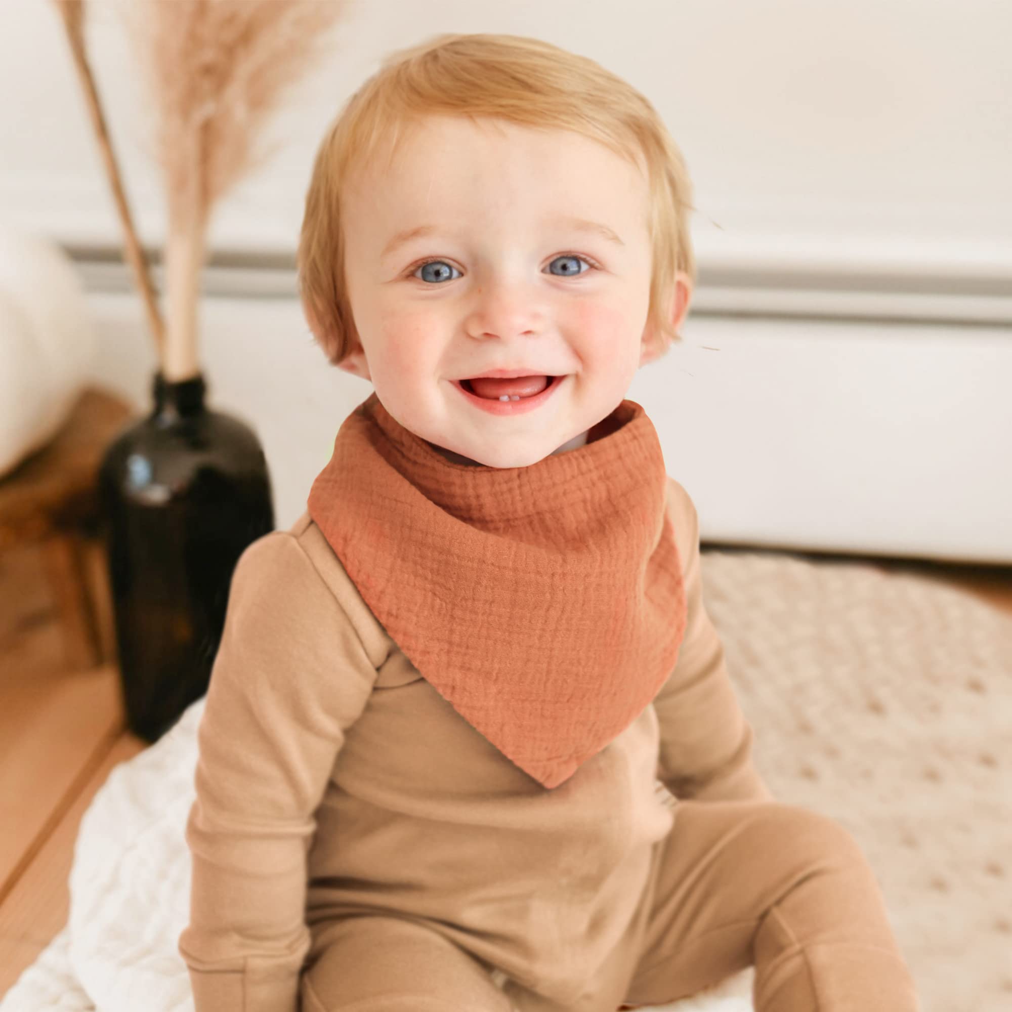 Konssy adjustable snap bibs featuring neck-friendly fit for growing babies.