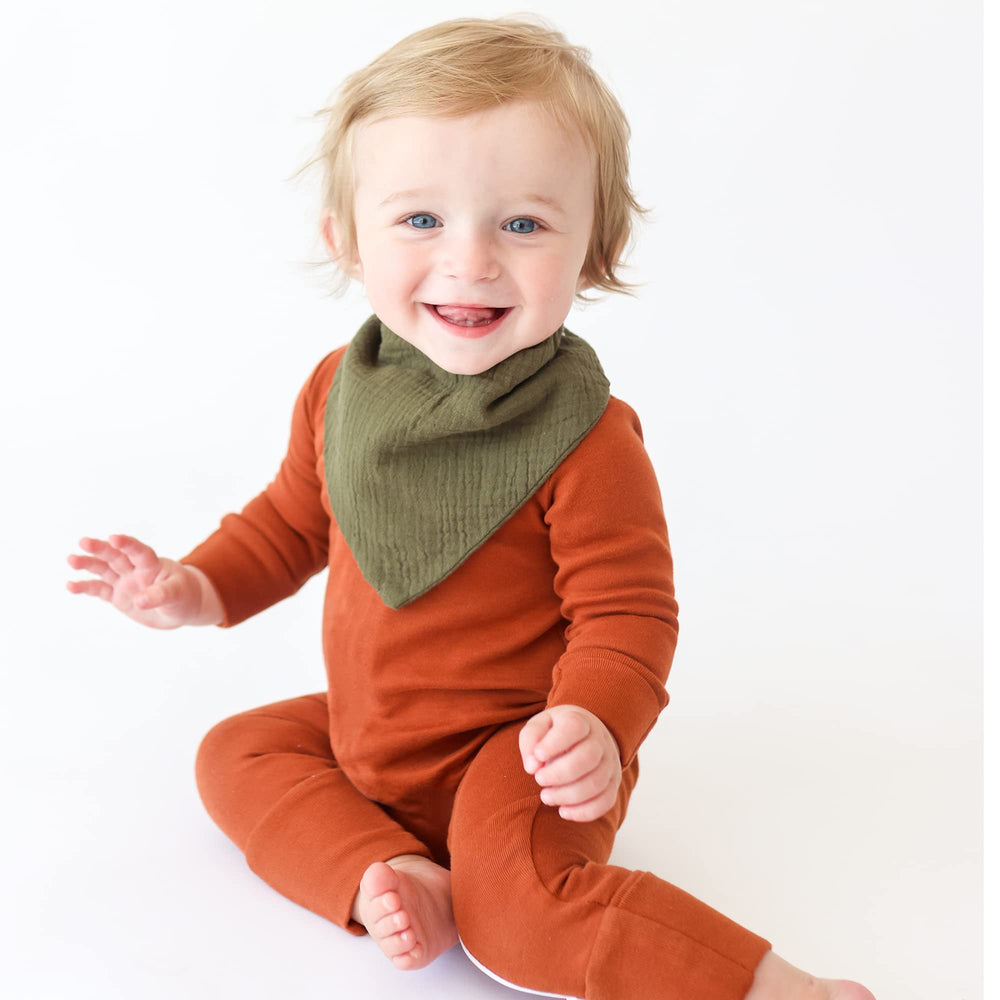 Konssy adjustable snaps close-up – secure fit from newborn to 36 months.