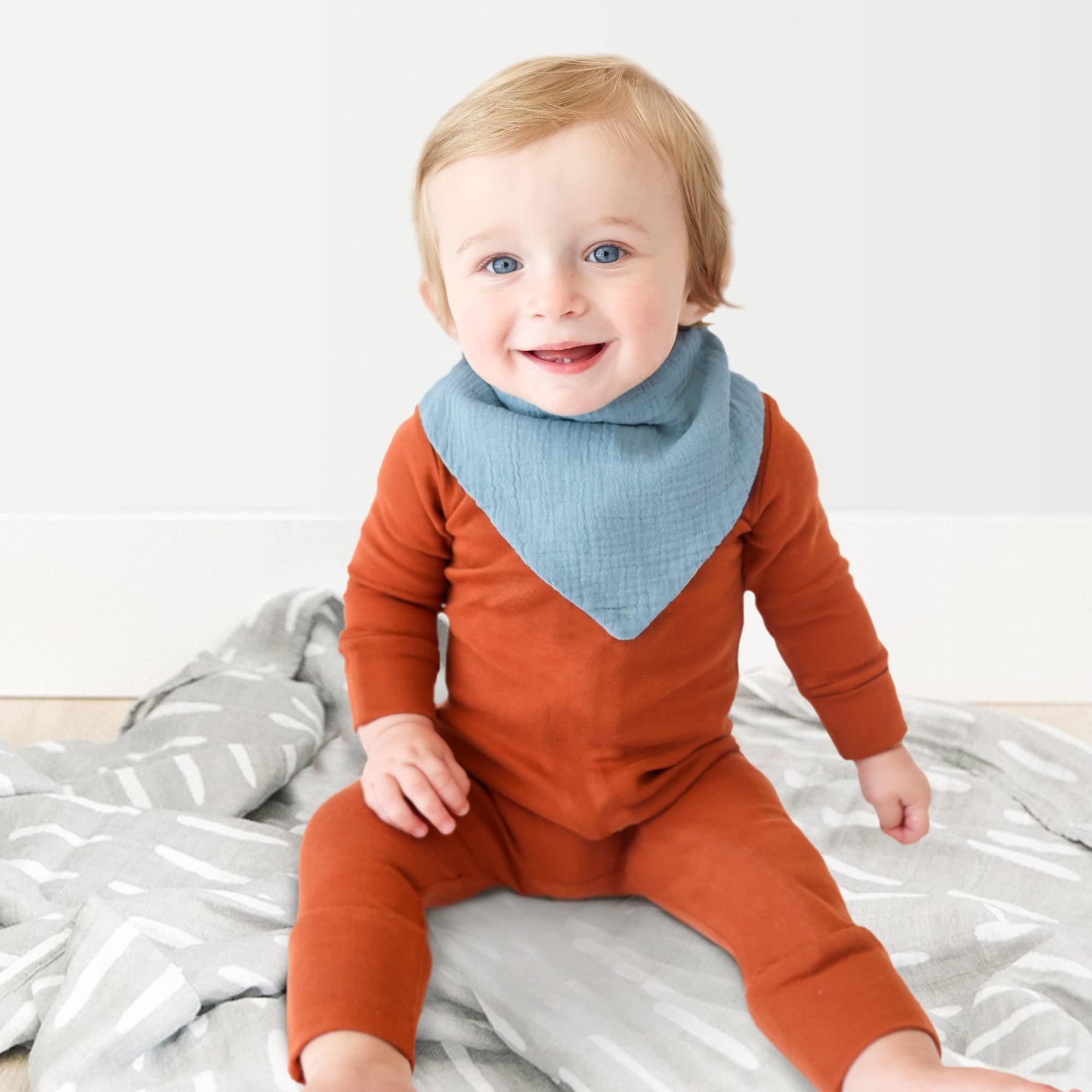 Konssy adjustable snaps illustrate neck-fit versatility for newborn to 36 months.
