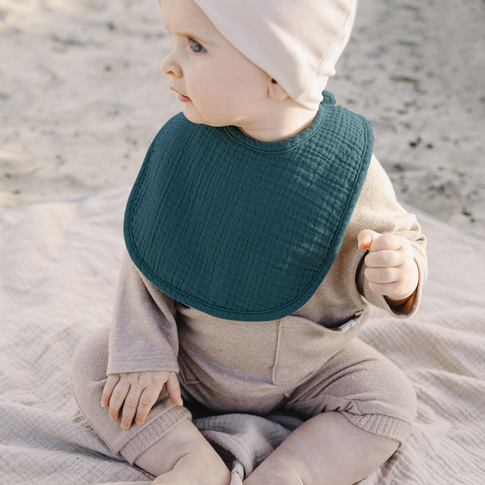 Konssy bib fabric detail indicates machine washable convenience.