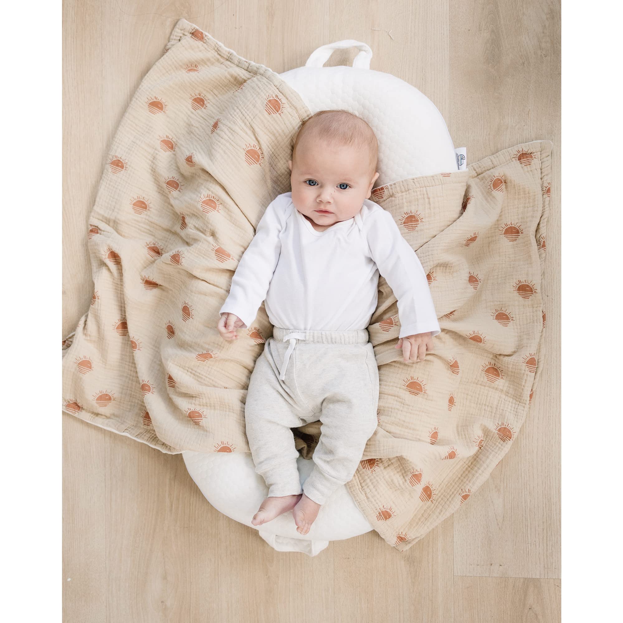 Konssy Baby Blanket snug-swaddle demonstrates secure wrap for better sleep.
