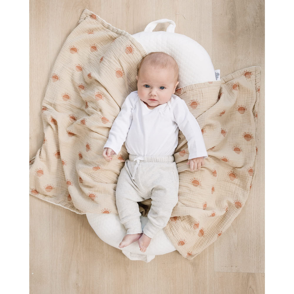 Konssy Baby Blanket snug-swaddle demonstrates secure wrap for better sleep.