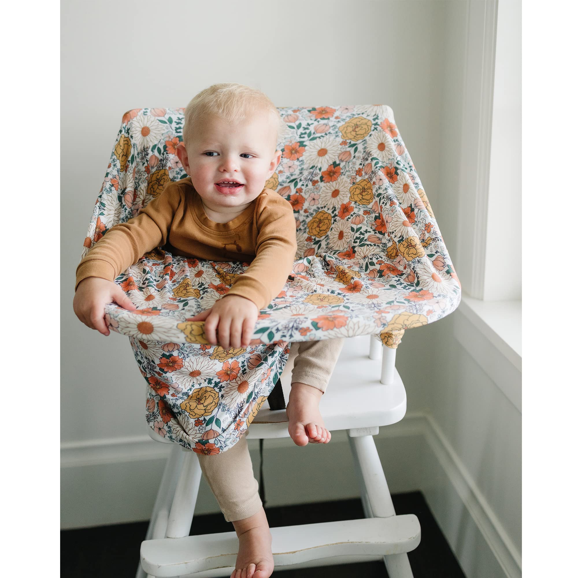 Konssy baby car seat cover offers 360-degree privacy for mom and baby outdoors.