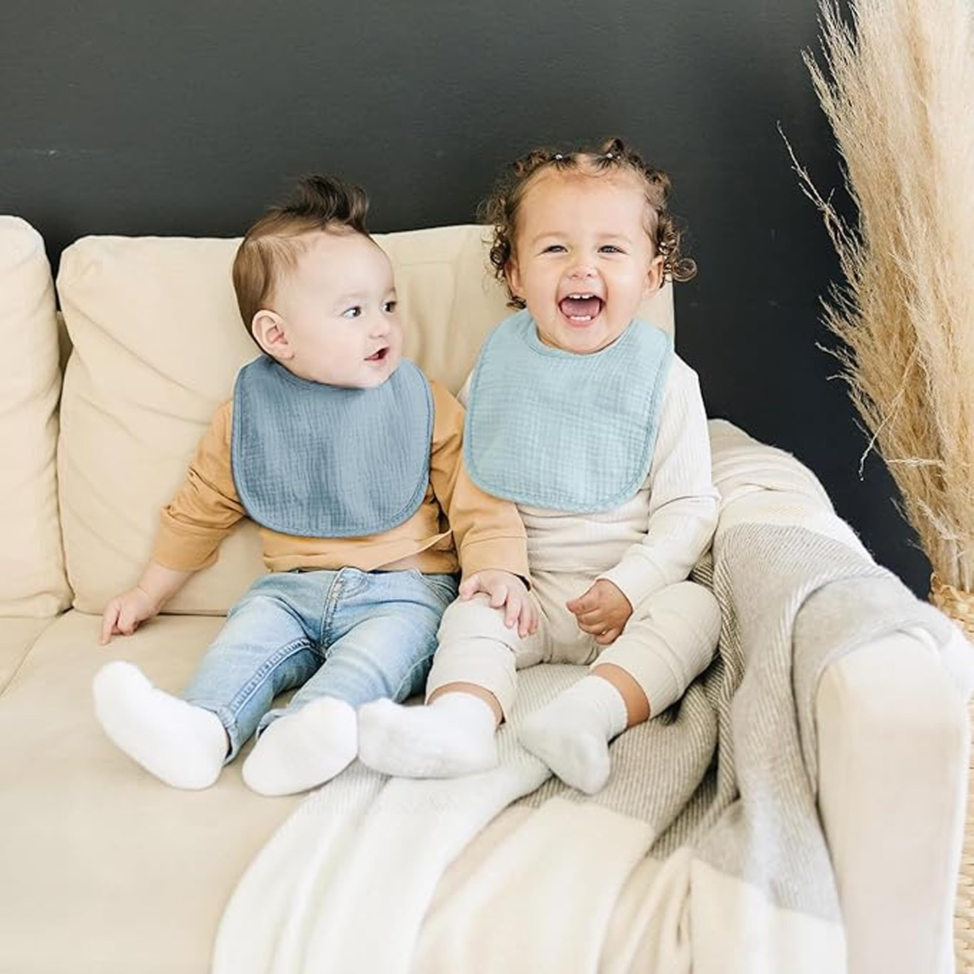 Konssy bib polyester-back highlights absorbent backing to help keep outfits dry