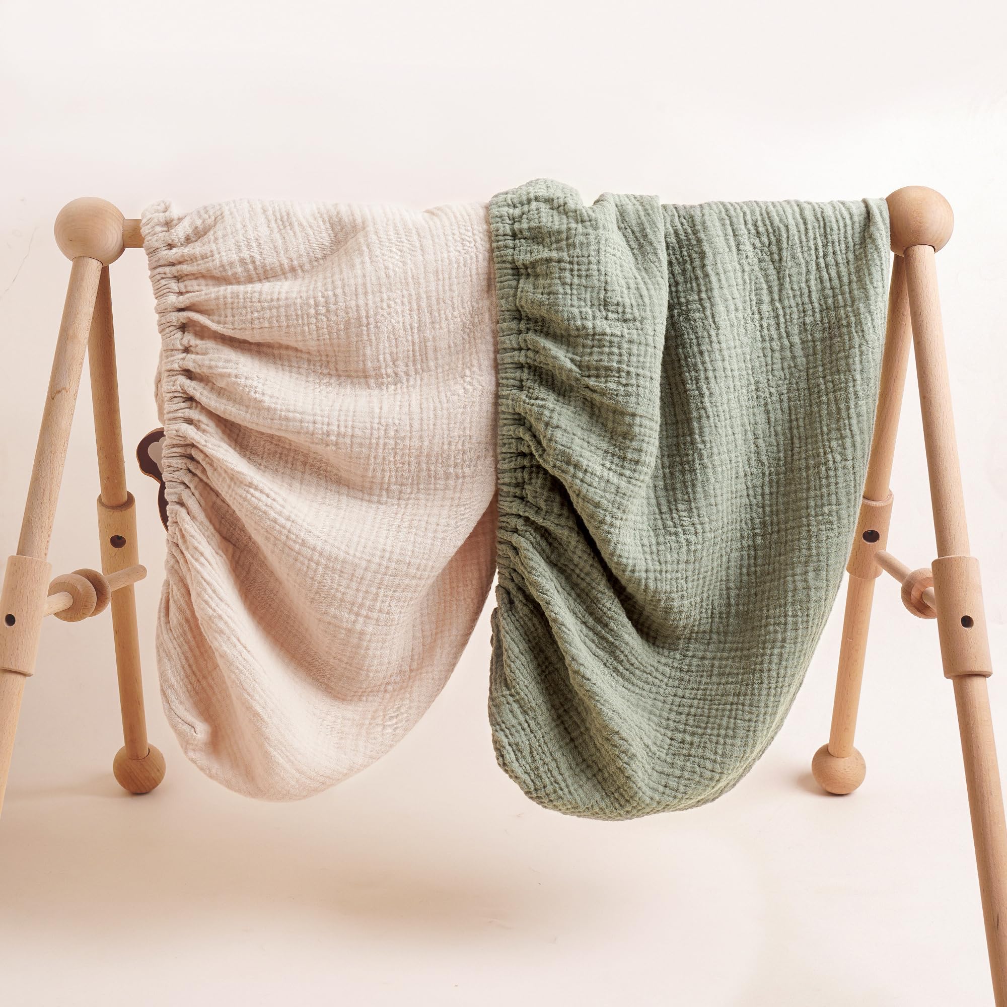 Konssy boys-neutral nursery palette photo showcases versatile, gender-neutral diaper area styling.