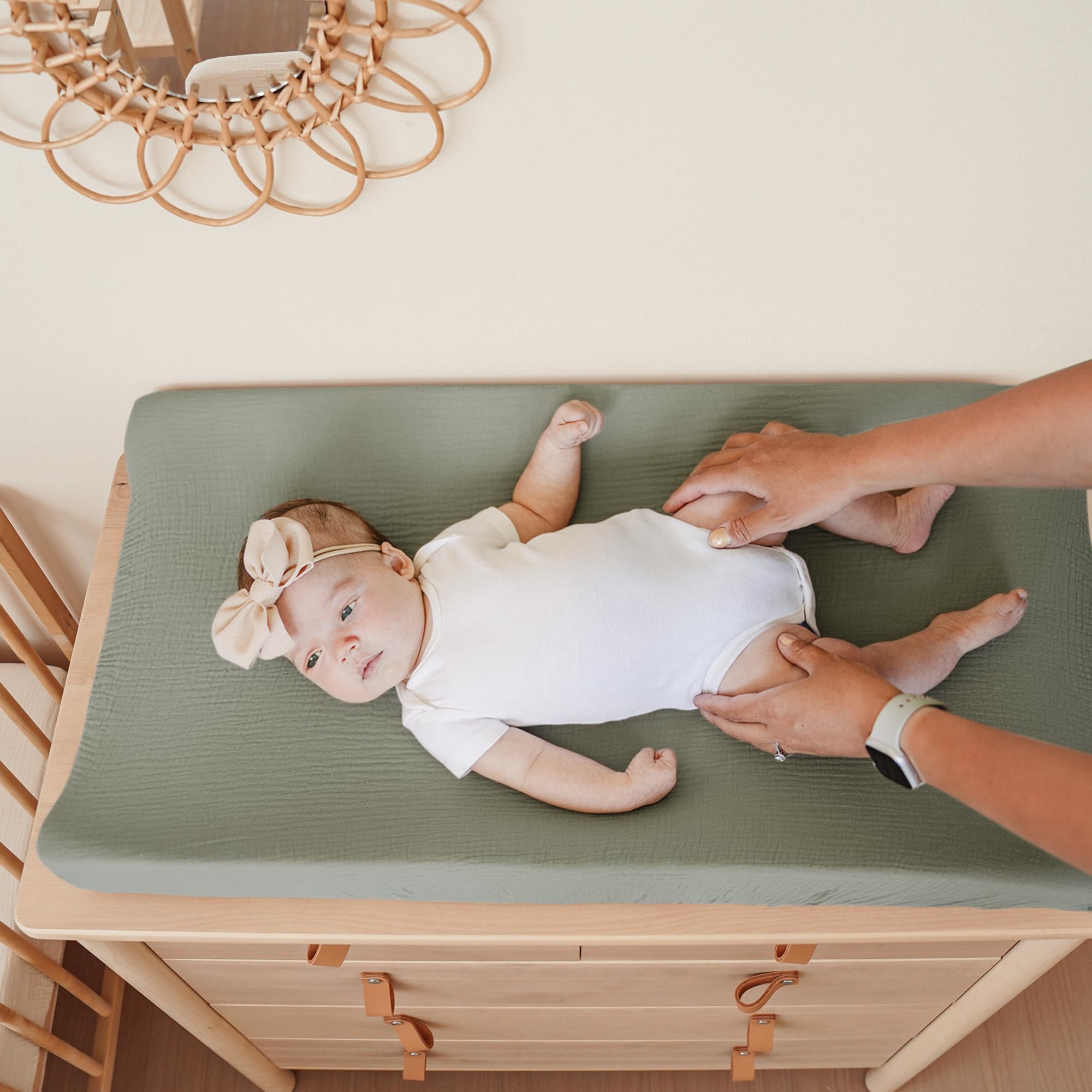 Konssy changing pad cover cream, 32x16 fit, highlights snug elastic edge for secure changes.