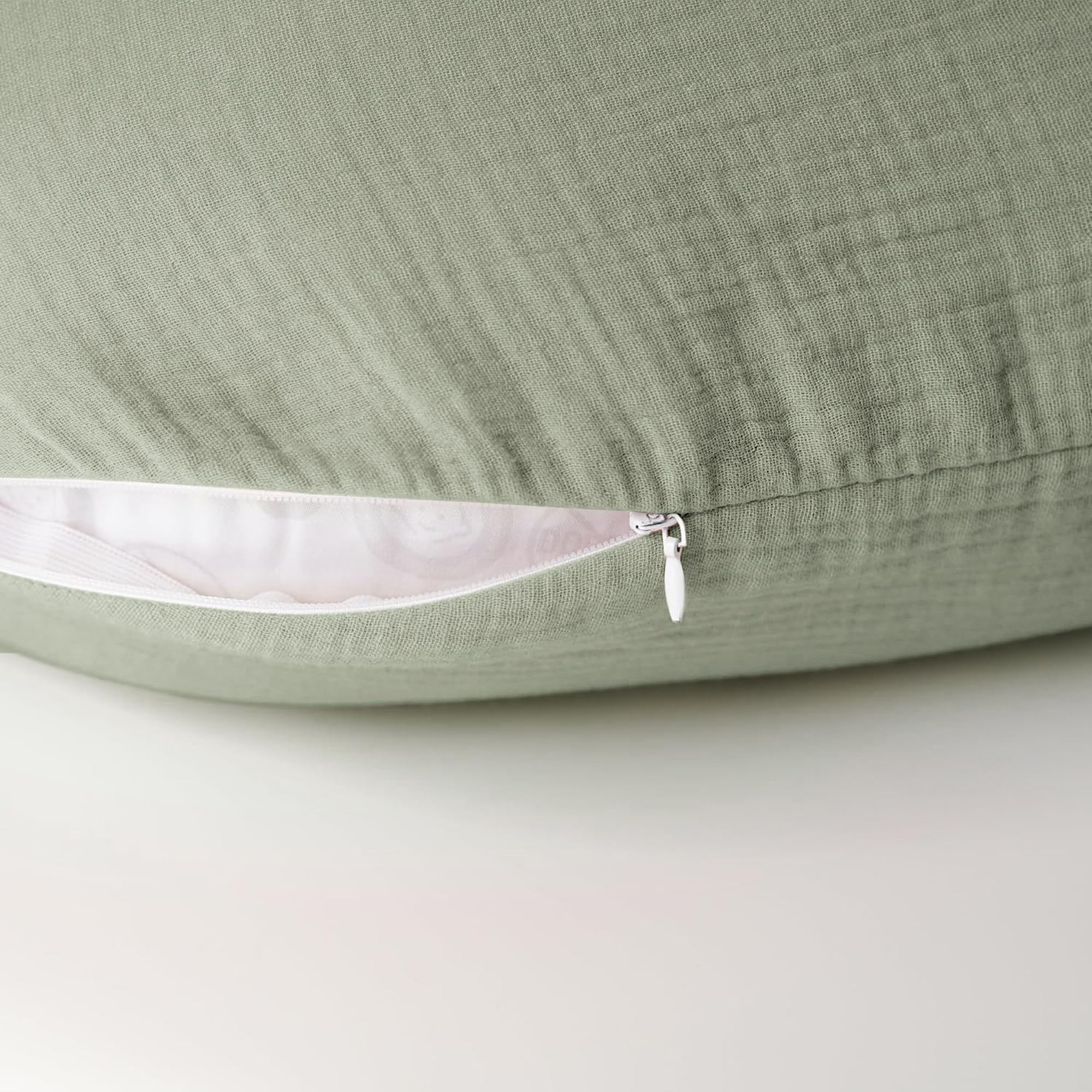 Konssy cover protects pillows from stains and dirt during feeding.
