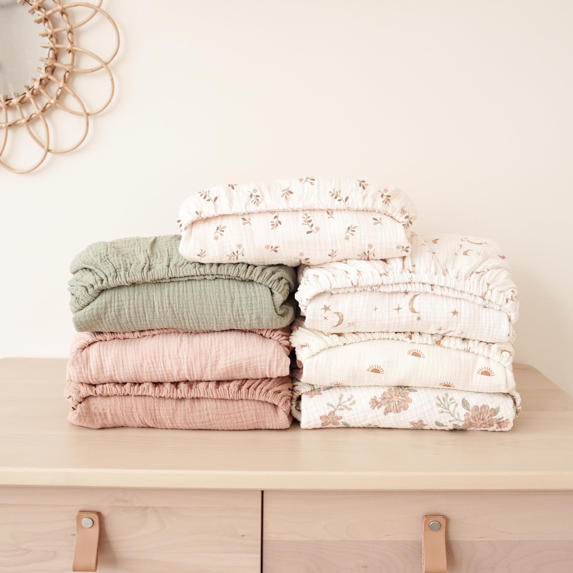 Konssy machine-washable crib sheets simplify cleanup and daily care.