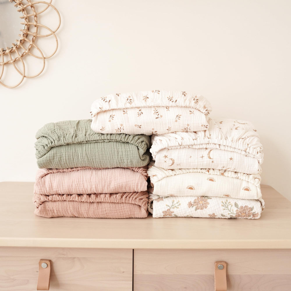 Konssy machine-washable crib sheets simplify cleanup and daily care.